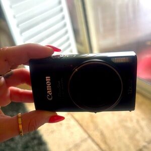 Viral Canon PowerShot Elph 360